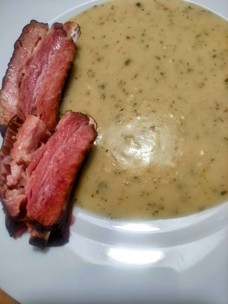 Selchripperl mit Erdäpfelsauce