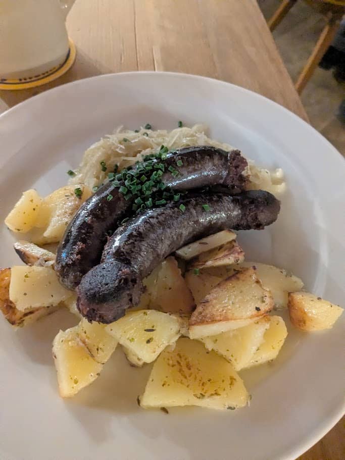 Gebratene Blutwurst mit Sauerkraut und Rösterdäpfel