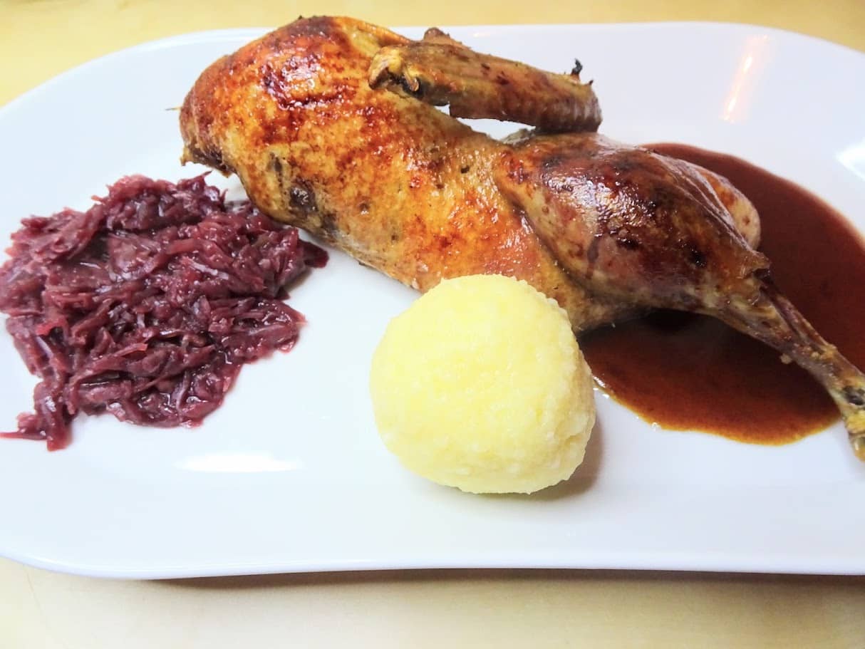 Gebratene Gans mit Rotkraut und Erdäpfelknödel